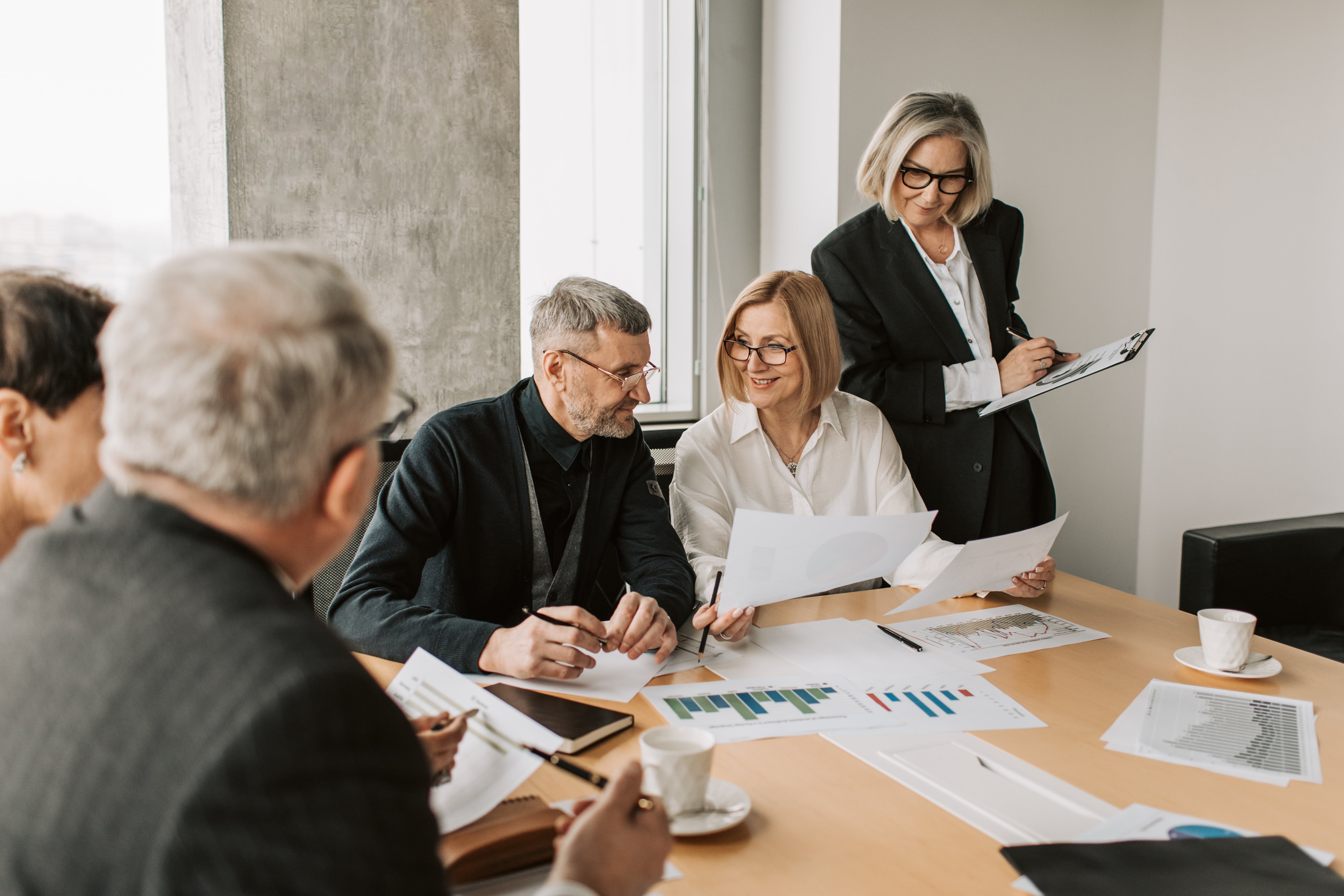 Equipo directivo y profesional colaborando en una sesión estratégica